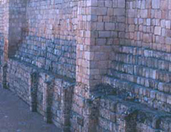 >Dique bajo el muro de la Alcazaba”><br class=